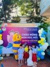Ngày đầu tiên đi học  Mẹ cô cùng vỗ về