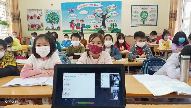 Thầy cô giáo trường Tiểu học Bãi Cháy vẫn tiếp tục dạy học trực tuyến cho các bạn cách ly ở nhà.