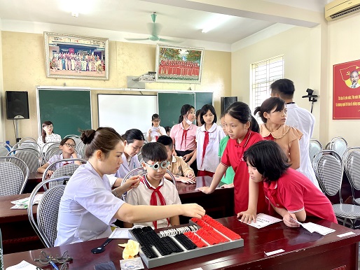 KHÁM MẮT ĐỊNH KÌ CHO HỌC SINH TOÀN TRƯỜNG